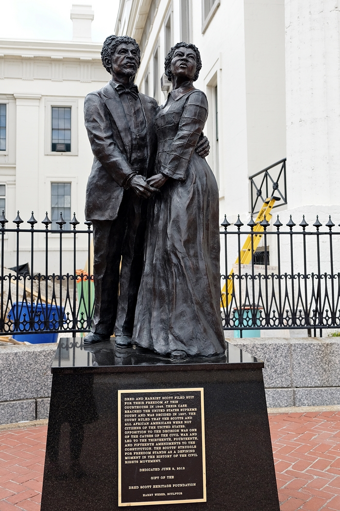 Dred and Harriet Scott statue, St. Louis 