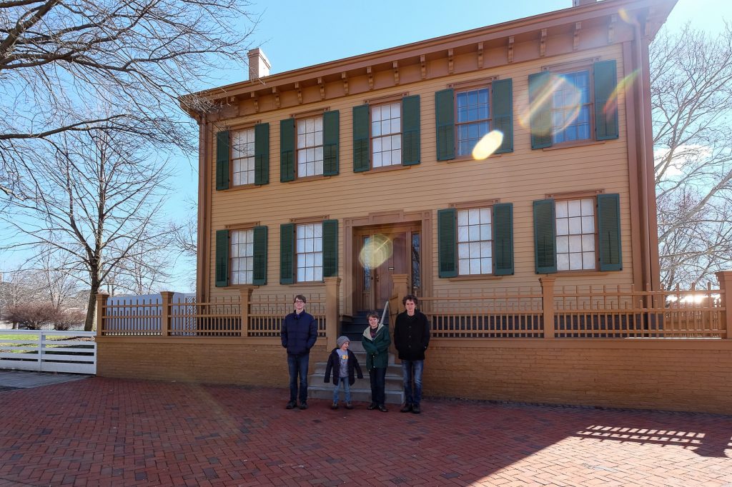kids in front of Lincoln's house